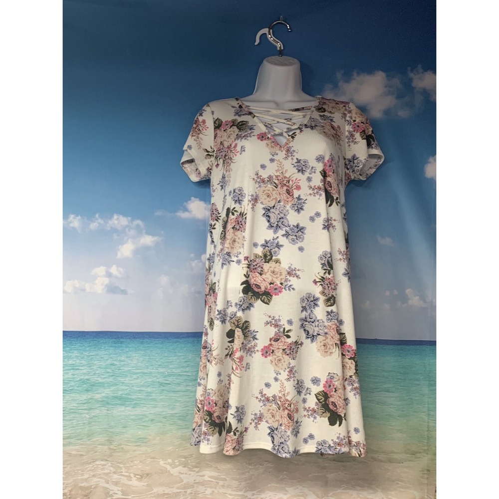 Love Fire Womens Dress White Floral Mini Size Medium. Short Sleeve‎